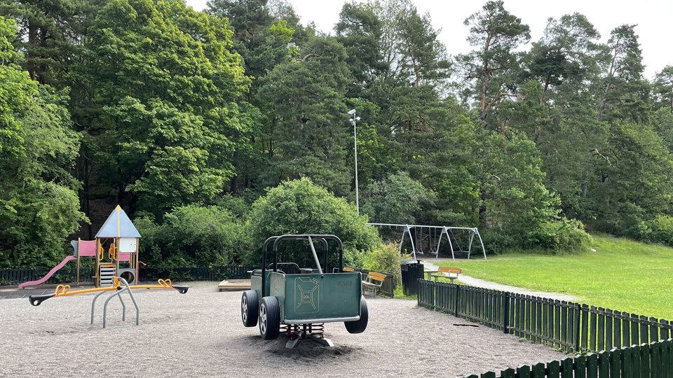 Lekplats med gunga i form av en jeep, foto.