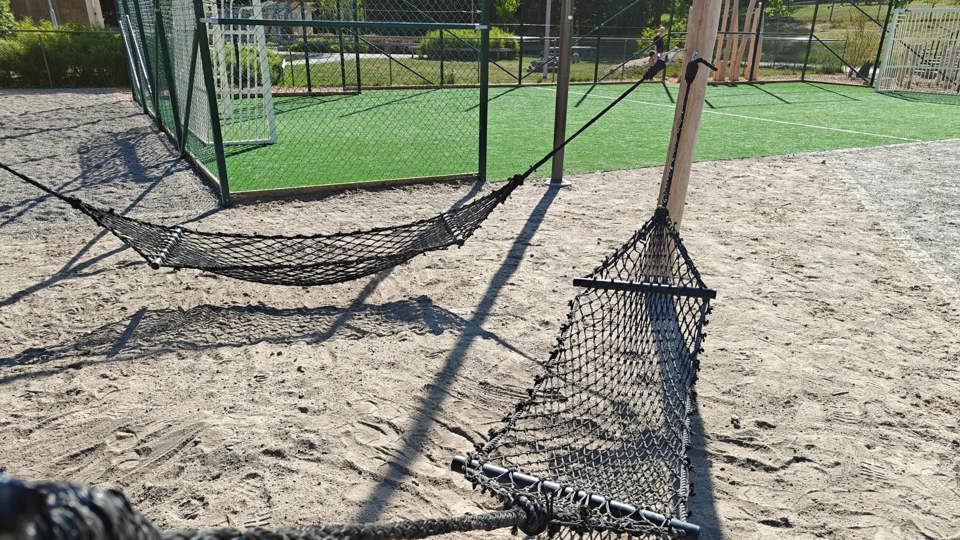 Hängmattor i lekparksmiljö.