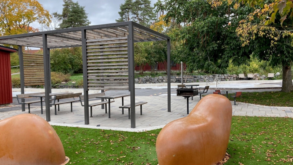 Sittplatser i grönskande park.
