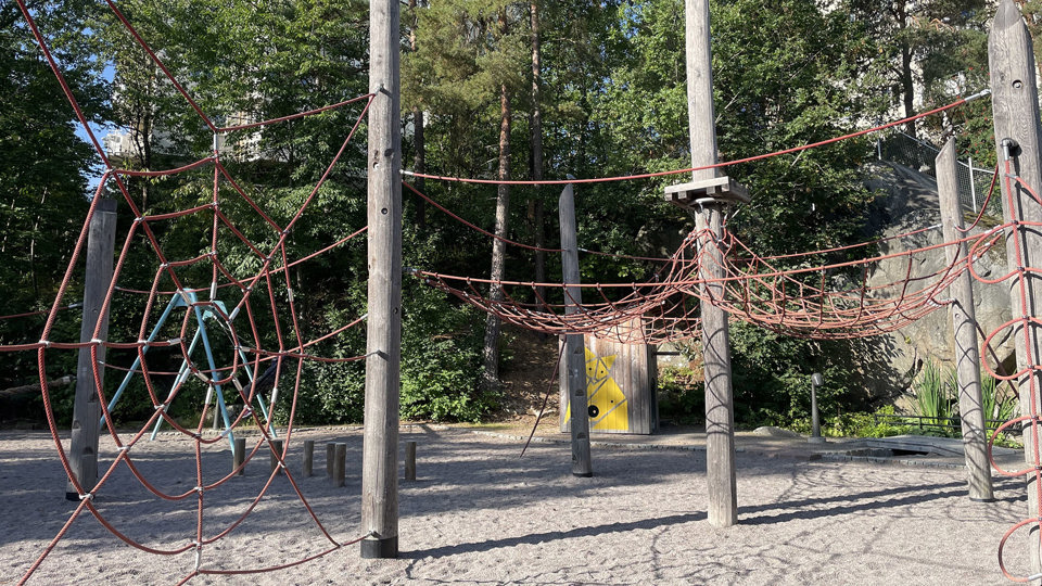 Klätterställning på lekplats, foto.
