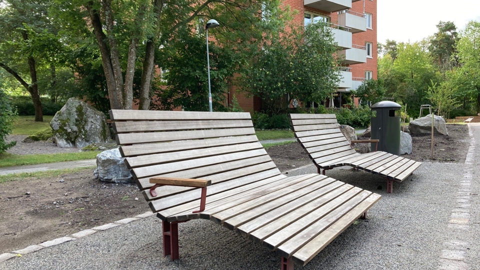 Sittplatser med flerfamiljshus i bakgrunden