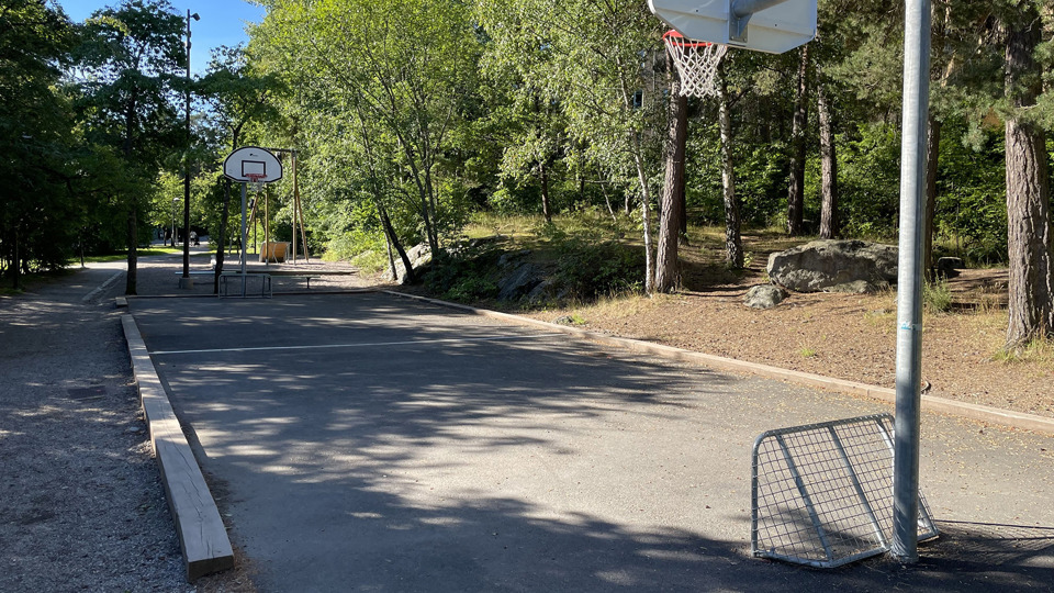 Lekplats med basketplan.