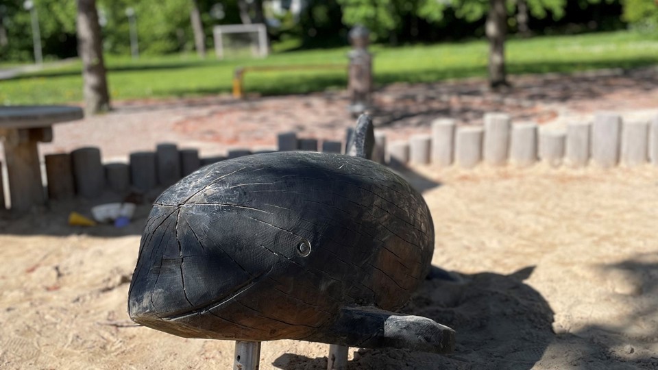 En val i trä att klättra och leka på.