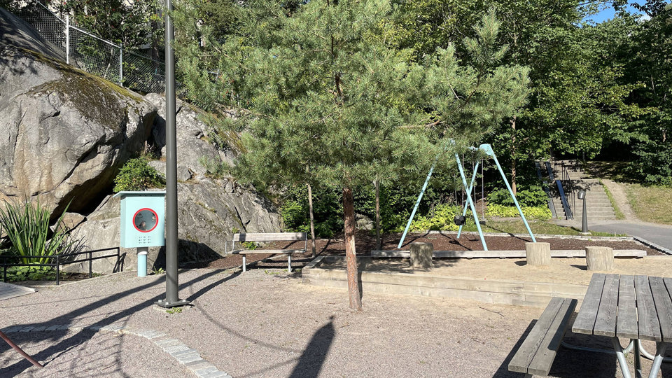 Översikt över solbelyst lekplats, foto.