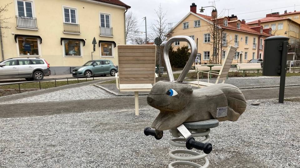 Fjädergunga i form av djur som liknar bäver, foto.