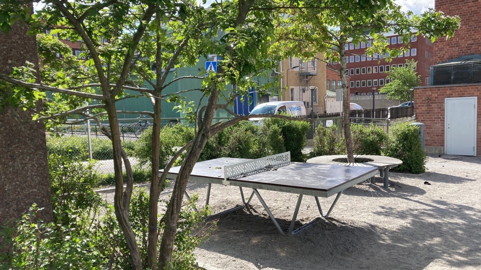 Ett pingisbord ute på en lekplats.