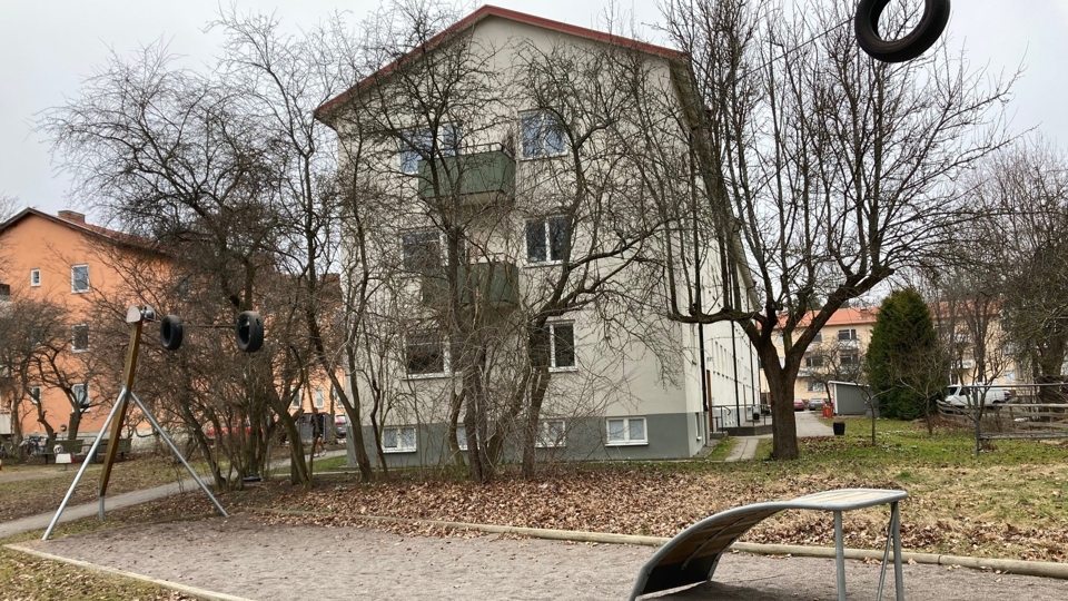 En lekplats med en linbana för barn.