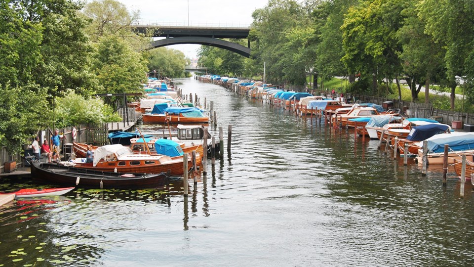 Äldre träbåtar förtöjda i en kanal vid Heleneborgs båtklubb.