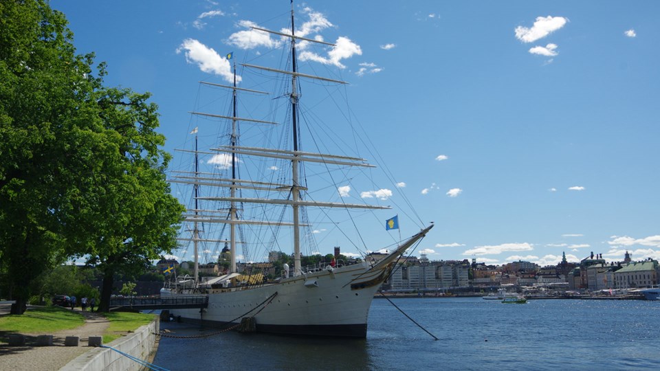 Ett segelfartyg som ligger ankrat i utloppet av Stockholms ström.