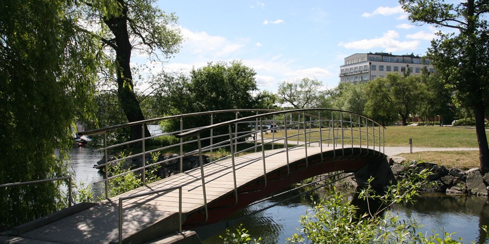 En bro över vattnet leder till en udde.