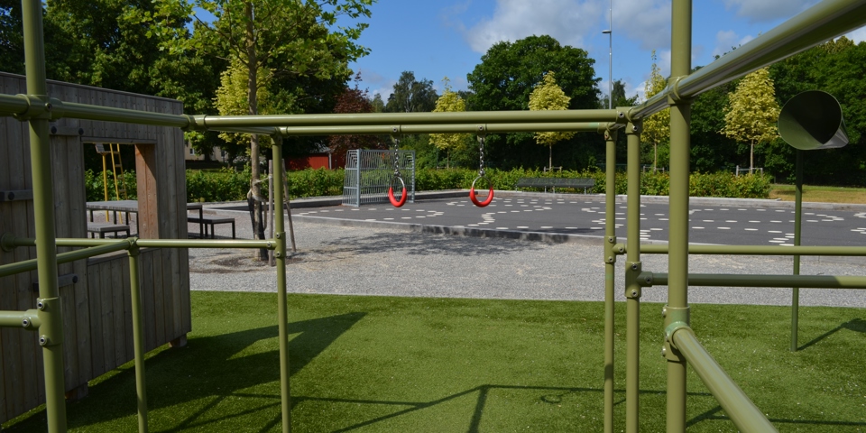 Multisportytan i bakgrunden och parkourdel i förgrund.