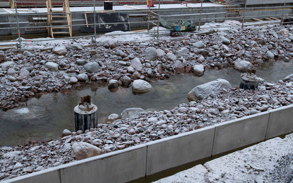 Fiskvägen vid Slussen innan den täcktes över och man ser stenarna som skapar strömvirvlarna.