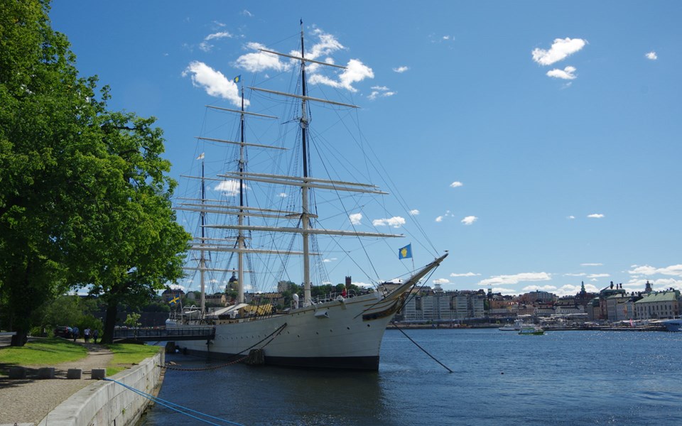Ett segelfartyg som ligger ankrat i utloppet av Stockholms ström.