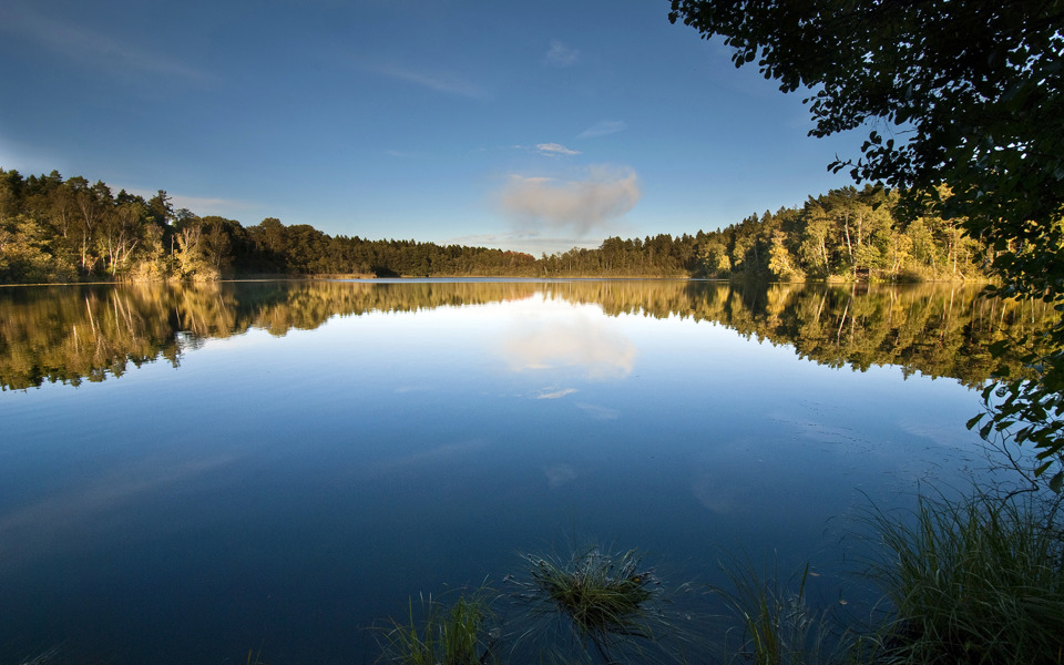 Vattenspegeln på sjön Judarn. Foto: Johan Pontén