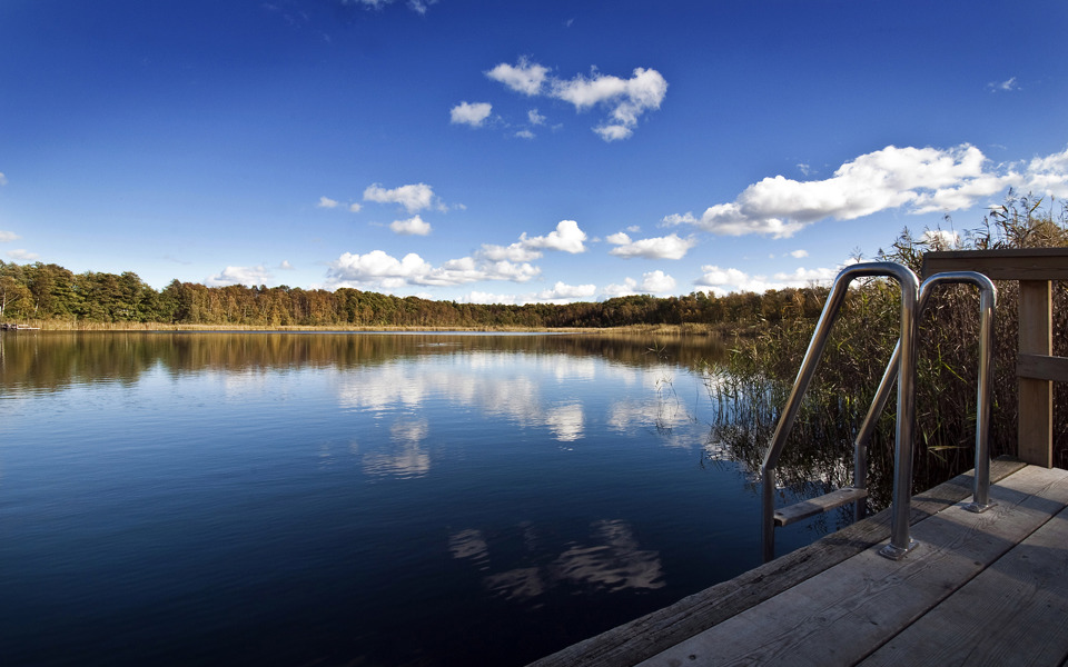 Kyrksjön med badbryggan på västra sidan i förgrunden. Foto: Johan Pontén
