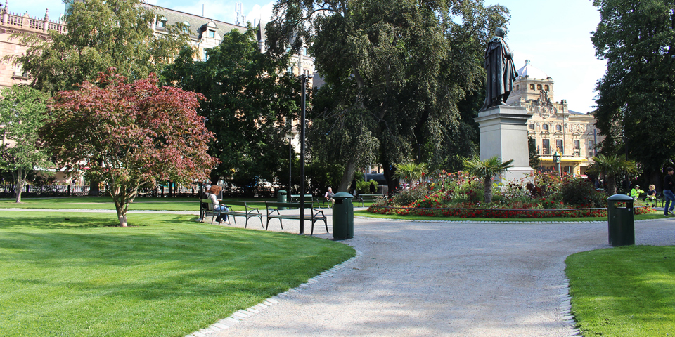 Gångväg i Berzeli park
