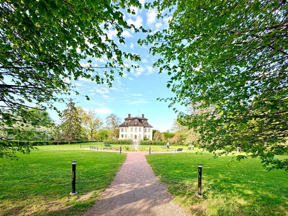 Örby slott omgivet av grön park och träd.