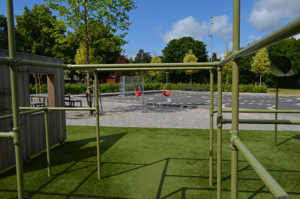 Multisportytan i bakgrunden och parkourdel i förgrund.