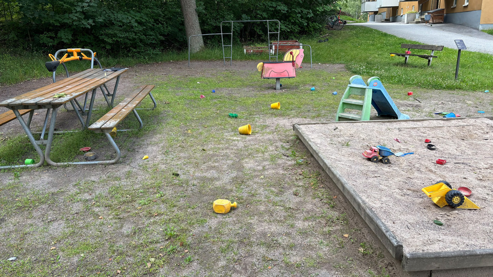 Lekplats med sandlåda och gungdjur.