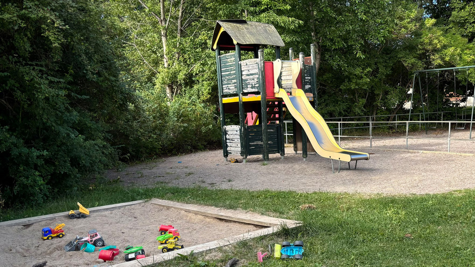 Lekplats med rutschkana och sandlåda.