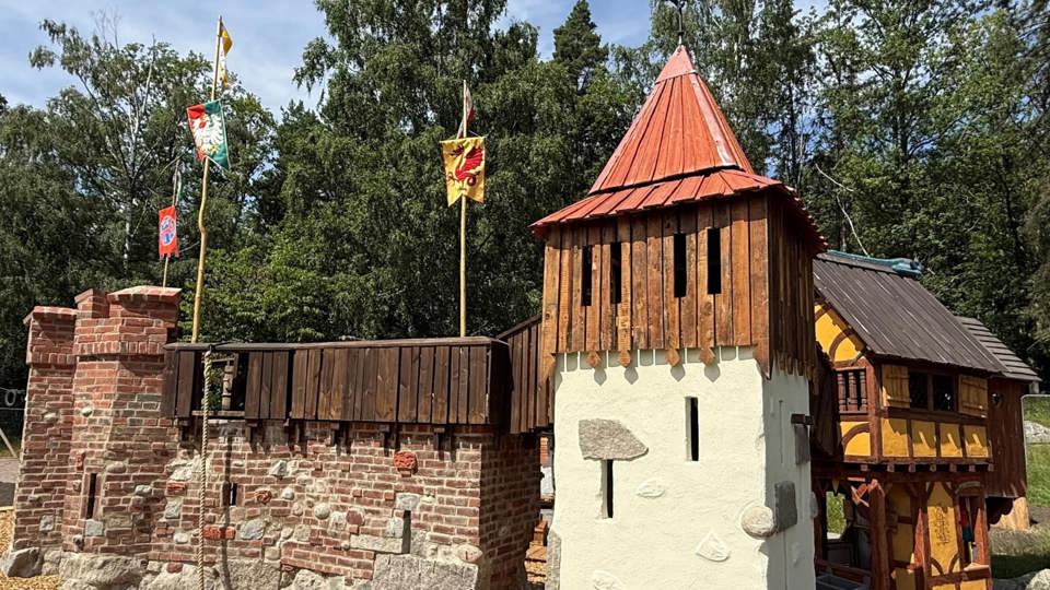 Medeltidsinspirerad äventyrslekplats med lektorn och borgmur.