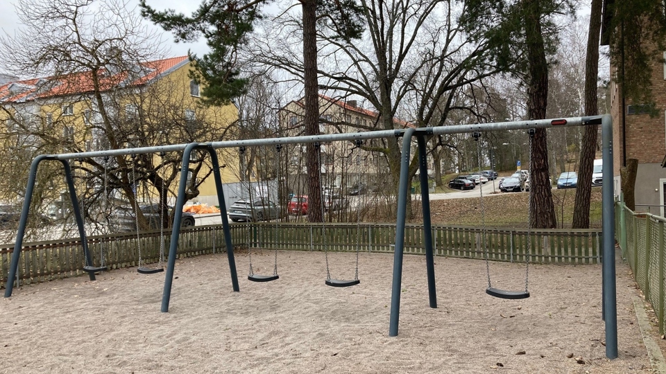 En lekplats med en stor gungställning.