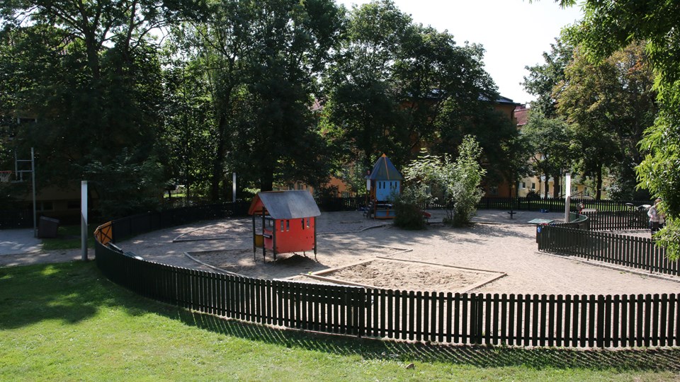 Lekplats omgärdad av ett rundat staket.