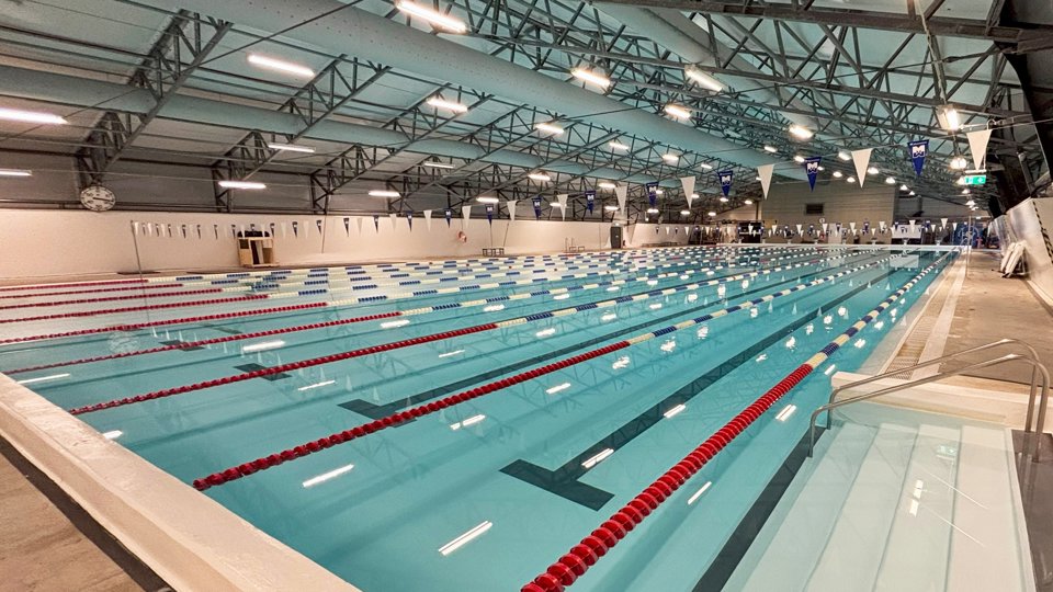 Nälstabadet – Nälstabadets stora bassäng, under tälttaket.