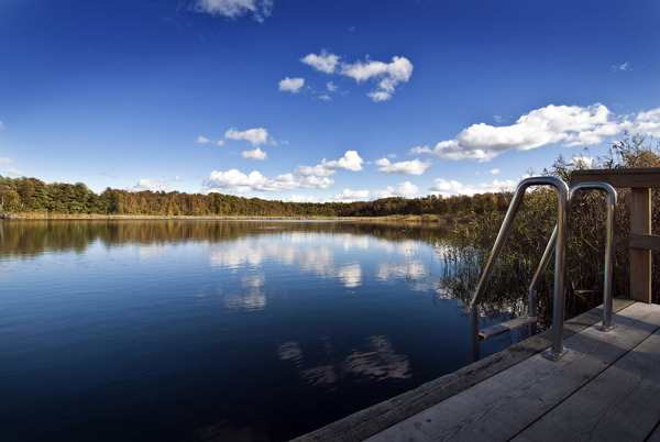 Kyrksjön med badbryggan på västra sidan i förgrunden. Foto: Johan Pontén