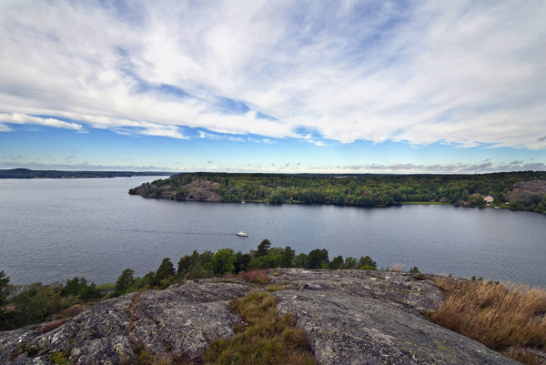 Utsikt över Ekerölandet med Mälaren i förgrunden. Foto: Johan Pontén